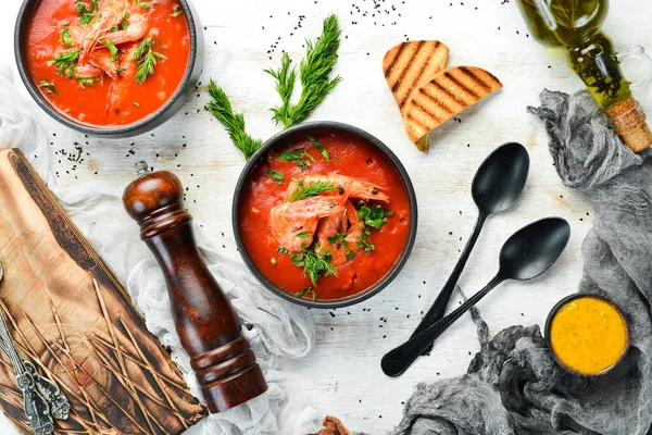 Tomatencremesuppe Mit Garnelen Einer Schwarzen Schüssel Fischmenü Ansicht Von Oben — Stockfoto