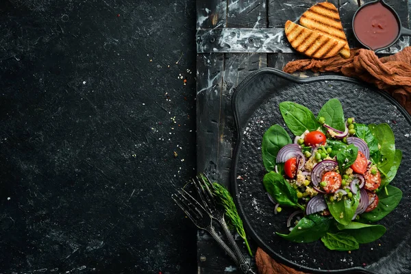 Ispanak Kinoa Domates Sebzeden Oluşan Sağlıklı Bir Vegan Salatası Üst — Stok fotoğraf