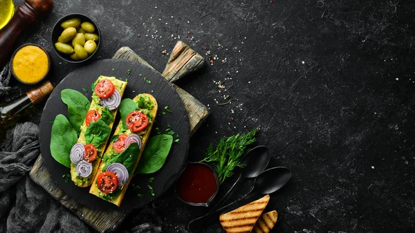 Bruschetta Com Pasta Abacate Tomate Cebola Espinafre Vista Superior Estilo — Fotografia de Stock