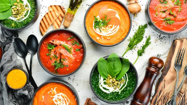 Conjunto Sopas Saborosas Coloridas Fundo Madeira Branca Sopa Espinafre Tomate — Fotografia de Stock