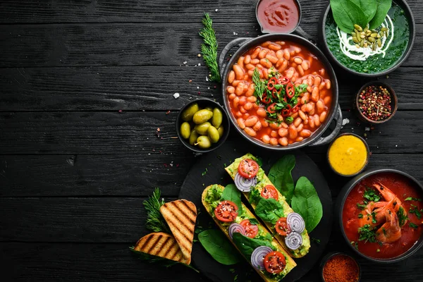 Conjunto Alimentos Fundo Pedra Preta Pratos Feijão Legumes Frutos Mar — Fotografia de Stock