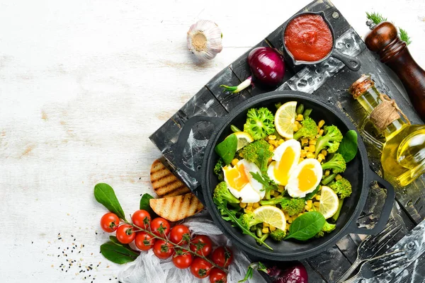 Φαγητό Διαίτης Βραστά Λαχανικά Και Βραστό Αυγό Ένα Τηγάνι Ρουστίκ — Φωτογραφία Αρχείου