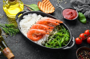 Asya yemekleri. Pirinç, karides ve Chuka salatası. Kırsal tarzda. Üst Manzara. Metnin için boş yer.