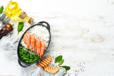 Asya yemekleri. Pirinç, karides ve Chuka salatası. Kırsal tarzda. Üst Manzara. Metnin için boş yer.