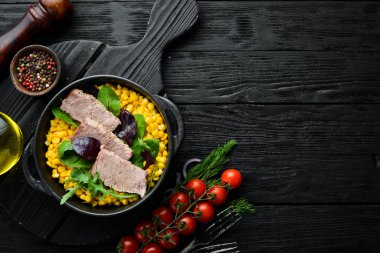 Beslenme düzeni. Siyah kasede mısır ve ıspanakla haşlanmış dana eti. Kırsal biçim.