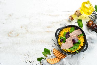 Beslenme düzeni. Siyah kasede mısır ve ıspanakla haşlanmış dana eti. Kırsal biçim.