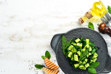 Salatalıklı vejetaryen salatası ve siyah tabakta dereotu. Kırsal tarzda. Üst Manzara. Metnin için boş yer.