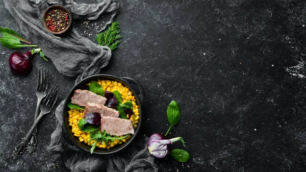 Voedingswaarde Gekookt Kalfsvlees Met Maïs Spinazie Een Zwarte Kom Rustieke — Stockfoto