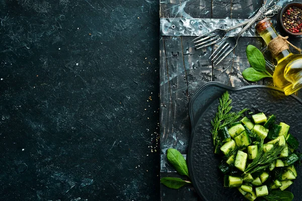Salatalıklı Vejetaryen Salatası Siyah Tabakta Dereotu Kırsal Tarzda Üst Manzara — Stok fotoğraf
