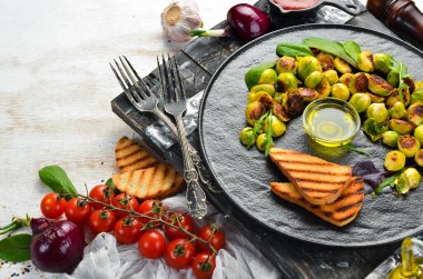 Sos ve tost ekmeğiyle kızartılmış Brüksel lahanası. Kırsal tarzda. Üst Manzara. Metnin için boş yer.