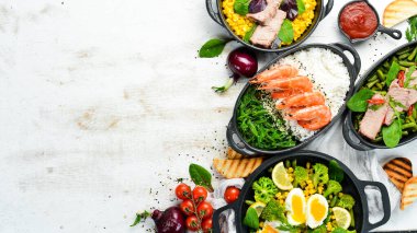 Yiyecekler. Tabaklar hazır, beyaz arka plan. Kırsal tarzda. Üst Manzara. Metnin için boş yer.