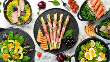 Yiyecekler. Tabaklar hazır, beyaz arka plan. Kırsal tarzda. Üst Manzara. Metnin için boş yer.