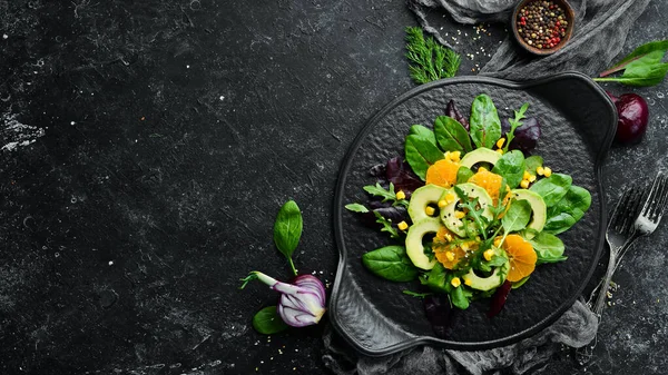 Ensalada Aguacate Vegetariano Fresco Con Naranjas Espinacas Plato Negro Estilo —  Fotos de Stock