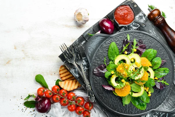 Salada Abacate Vegan Fresco Com Laranjas Espinafre Uma Placa Preta — Fotografia de Stock