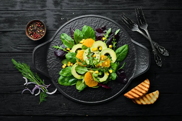 Ensalada Aguacate Vegetariano Fresco Con Naranjas Espinacas Plato Negro Estilo —  Fotos de Stock