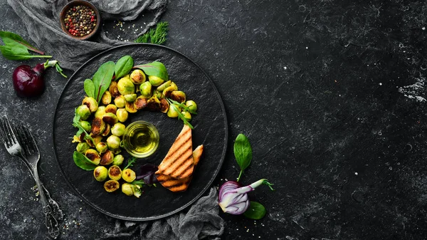 Brotes Bruselas Fritos Con Salsa Pan Tostado Estilo Rústico Vista —  Fotos de Stock