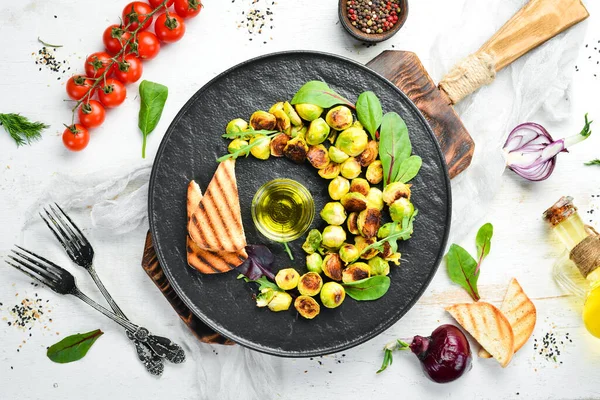 Brotes Bruselas Fritos Con Salsa Pan Tostado Estilo Rústico Vista —  Fotos de Stock