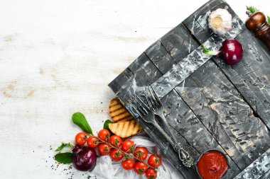 Beyaz ahşap gıda arka planı. Sebze ve baharatlar beyaz eski masada..