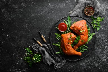 Siyah taş tabakta füme tavuk butları ve ketçap. Üst Manzara. Metin için boş alan.