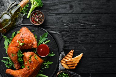 Siyah taş tabakta füme tavuk butları ve ketçap. Üst Manzara. Metin için boş alan.