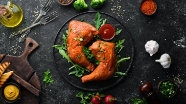 Siyah taş tabakta füme tavuk butları ve ketçap. Üst Manzara. Metin için boş alan.