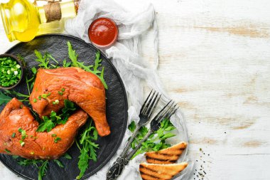 Siyah taş tabakta füme tavuk butları ve ketçap. Üst Manzara. Metin için boş alan.