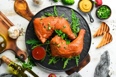 Siyah taş tabakta füme tavuk butları ve ketçap. Üst Manzara. Metin için boş alan.