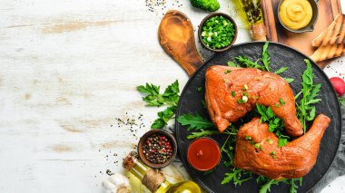 Siyah taş tabakta füme tavuk butları ve ketçap. Üst Manzara. Metin için boş alan.