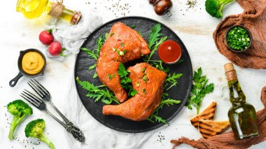 Siyah taş tabakta füme tavuk butları ve ketçap. Üst Manzara. Metin için boş alan.