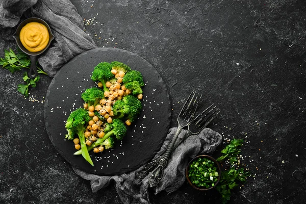 Comida Saudável Brócolis Grelhado Grão Bico Gergelim Uma Placa Pedra — Fotografia de Stock