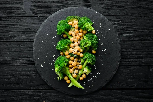 Comida Saludable Brócoli Asado Garbanzos Sésamo Plato Piedra Negra Vista —  Fotos de Stock