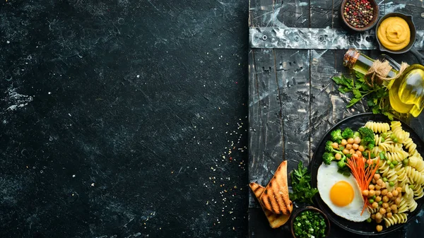 Pasta Med Grönsaker Och Stekt Ägg Svart Stenplatta Skål Buddha — Stockfoto