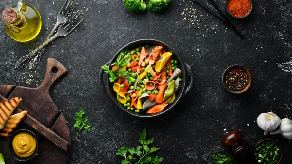Színes Tészta Borsóval Zöldségekkel Egy Fekete Tálban Első Látásra Szabad — Stock Fotó