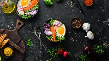 Buda kasesi: yumurta, yeşil bezelye, soğan, turp ve siyah taş kasede havuç..