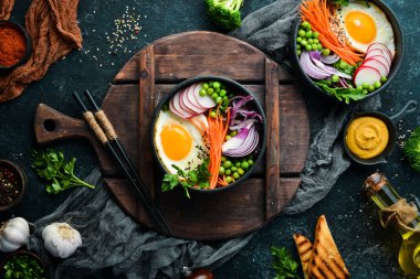 Buda kasesi: yumurta, yeşil bezelye, soğan, turp ve siyah taş kasede havuç..