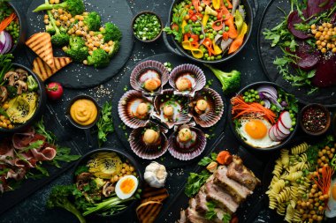 Yiyecek: Et yemekleri, sebzeler ve siyah taş zemin üzerinde deniz ürünleri. Üst Manzara. Metin için boş alan.