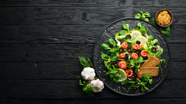 Verse Salade Met Zalm Olijven Zwarte Plaat Bovenaanzicht Vrije Ruimte — Stockfoto