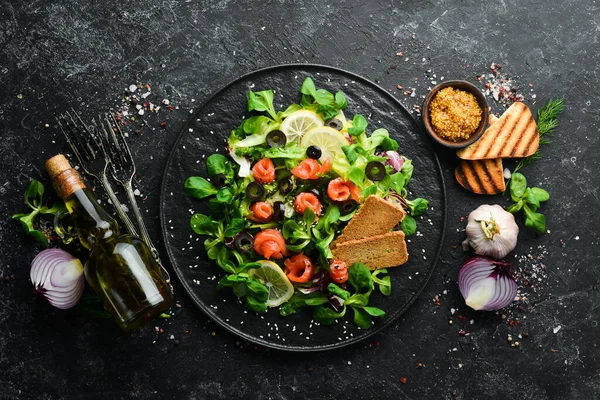 Verse Salade Met Zalm Olijven Zwarte Plaat Bovenaanzicht Vrije Ruimte — Stockfoto