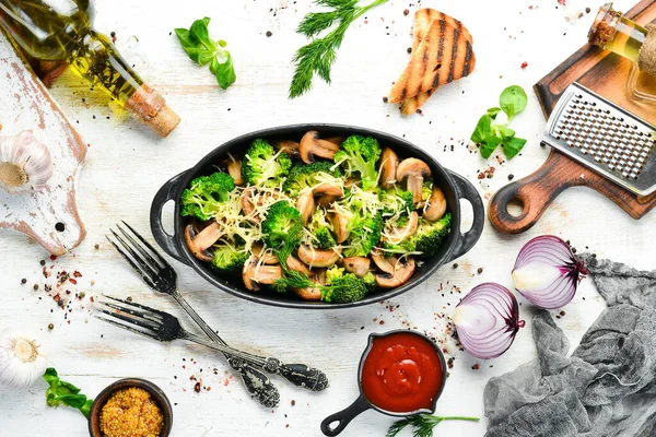 Champignons Cuits Four Brocoli Fromage Dans Une Poêle Noire Vue — Photo