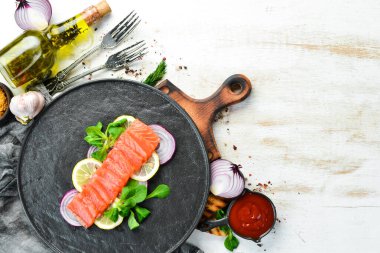 Limonlu tuzlu balık somonu ve siyah tabakta soğan. Üst Manzara. Metnin için boş yer. Kırsal biçim.