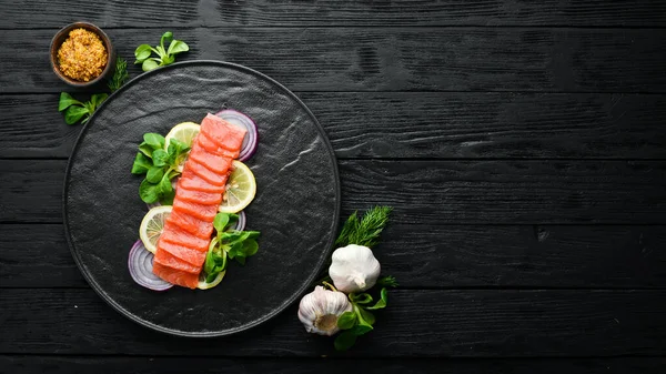 黒板にレモンと玉ねぎと魚の鮭の塩 最上階だ テキストの空き容量 素朴な様式 — ストック写真