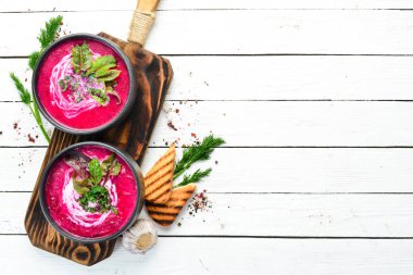 Ekşi kremalı kırmızı pancar çorbası. Ukrayna mutfağı, Borsch çorbası. Üst Manzara. Metnin için boş yer. Kırsal biçim.