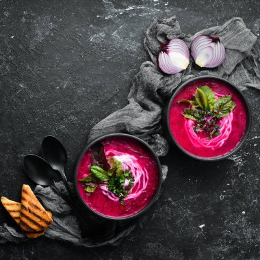 Ekşi kremalı kırmızı pancar çorbası. Ukrayna mutfağı, Borsch çorbası. Üst Manzara. Metnin için boş yer. Kırsal biçim.