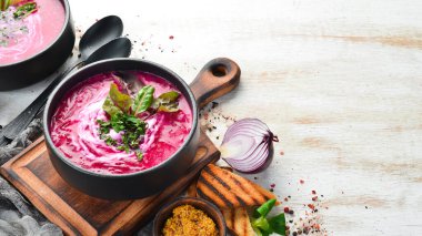 Ekşi kremalı kırmızı pancar çorbası. Ukrayna mutfağı, Borsch çorbası. Üst Manzara. Metnin için boş yer. Kırsal biçim.