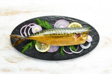 Siyah tabakta soğan ve limonlu füme balık uskumrusu. Üst Manzara. Metnin için boş yer. Kırsal biçim.