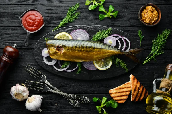 Carapau Peixe Defumado Com Cebola Limão Uma Chapa Preta Vista — Fotografia de Stock