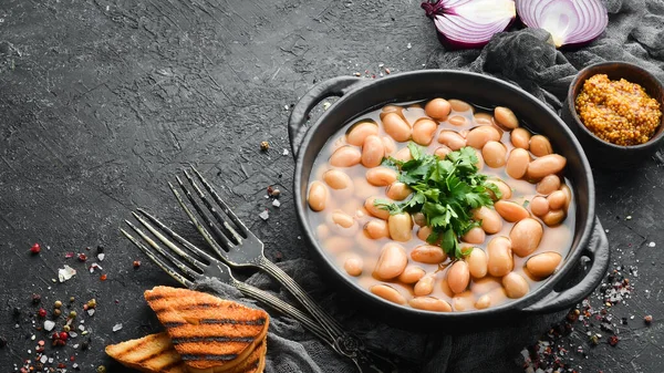 Frijoles Hervidos Con Perejil Plato Negro Vista Superior Espacio Libre — Foto de Stock