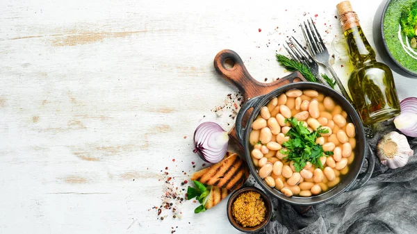 Feijão Cozido Com Salsa Uma Chapa Preta Vista Superior Espaço — Fotografia de Stock