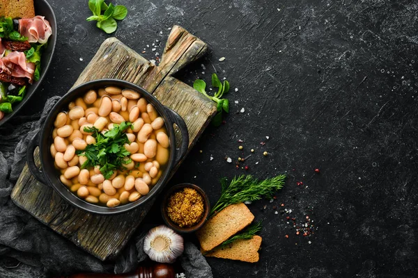 Feijão Cozido Com Salsa Uma Chapa Preta Vista Superior Espaço — Fotografia de Stock