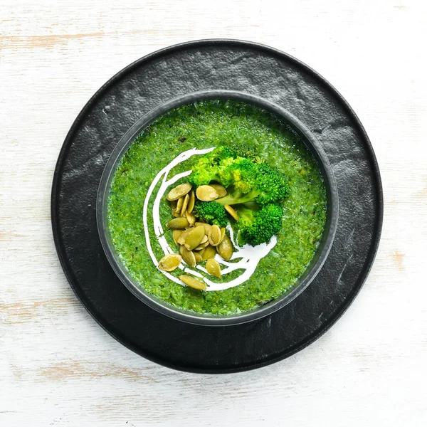 ブロッコリースープとブラックボウルにカボチャの種の緑のクリーム 最上階だ テキストの空き容量 素朴な様式 — ストック写真